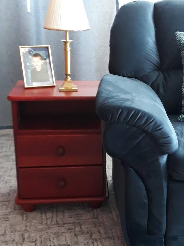 noční stolek odstín třešen